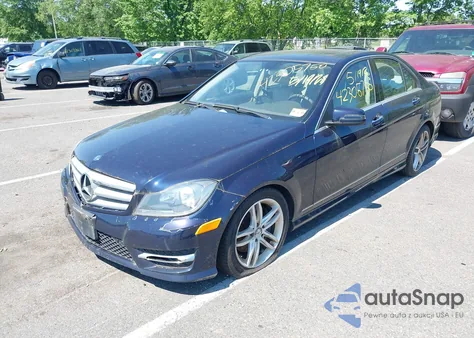 2013 Mercedes-Benz C 300 Luxury 4Matic/Sport 4Matic z USA, uszkodzony, nr VIN WDDGF8AB6DR265878